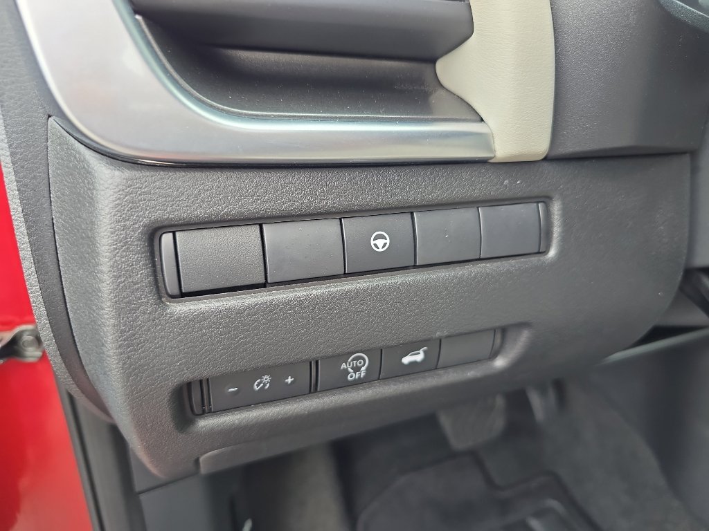 Used 2025 Nissan Rogue SV AWD/4WD image 12