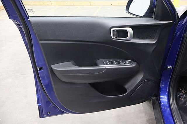 Used 2022 Hyundai Venue SEL FWD image 16