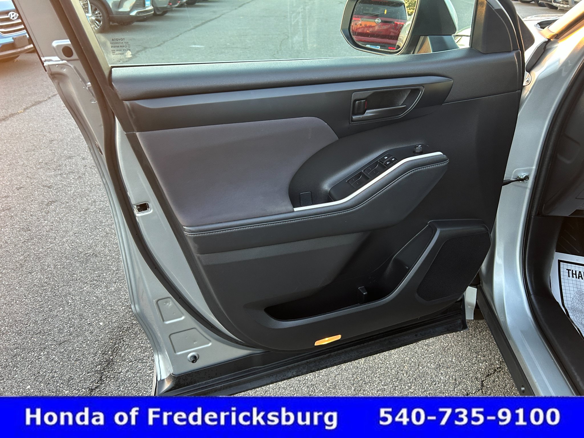 Used 2023 Toyota Highlander LE FWD image 10
