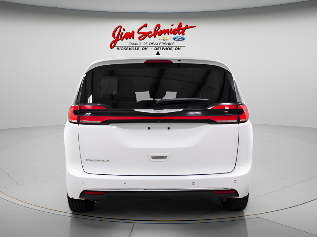 Used 2024 Chrysler Pacifica Touring-L FWD image 5