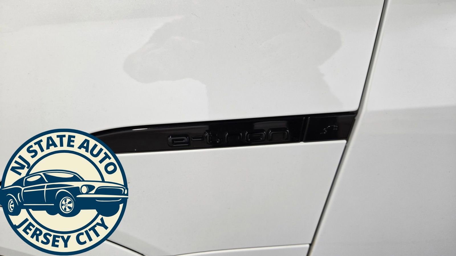 Used 2024 Audi Q8 e-tron Premium Plus image 27