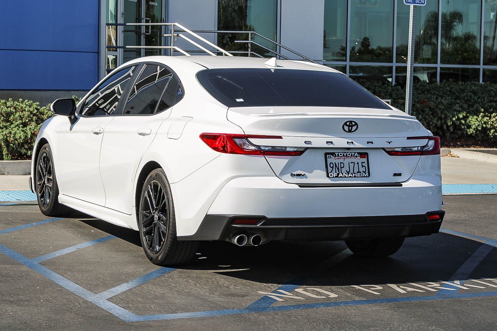 Used 2025 Toyota Camry SE w/ Convenience Package FWD image 10