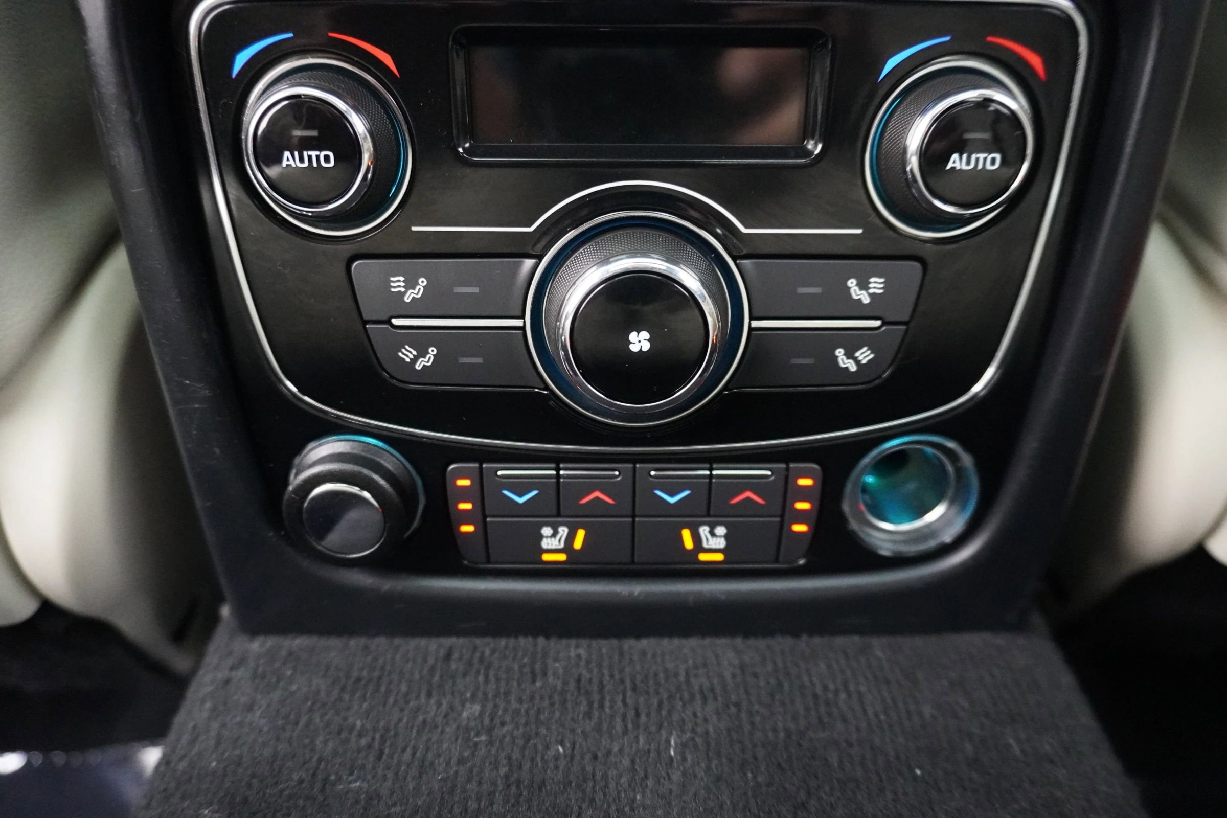 Used 2015 Jaguar XJ image 15