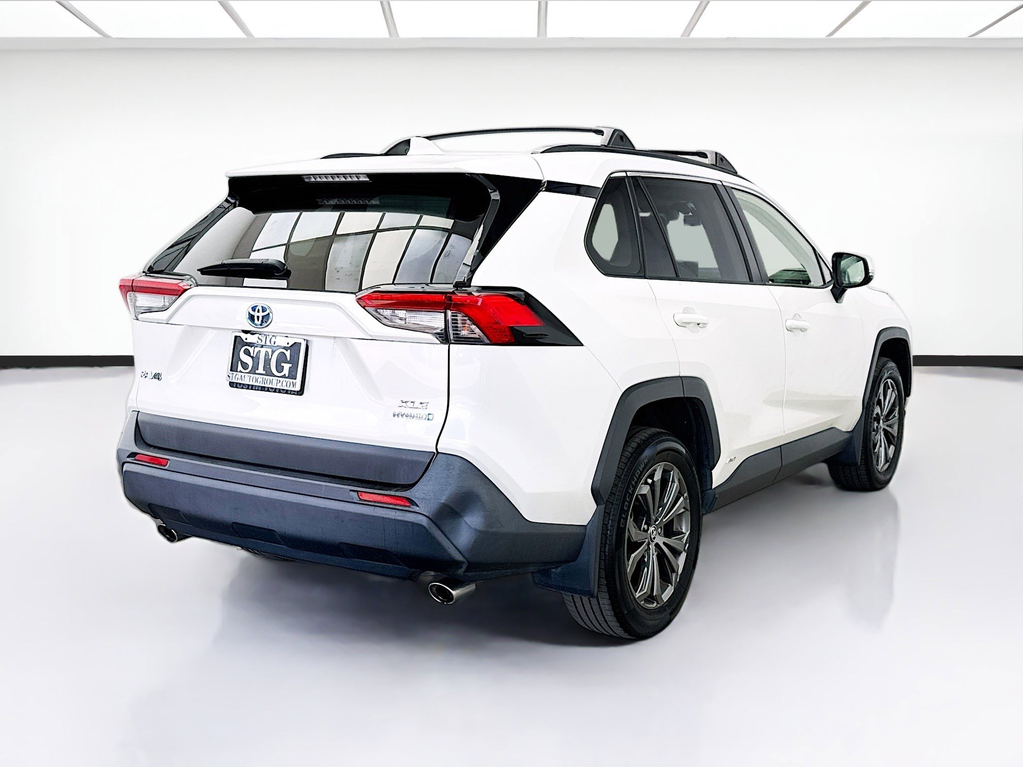 Used 2022 Toyota RAV4 XLE Premium AWD/4WD image 4