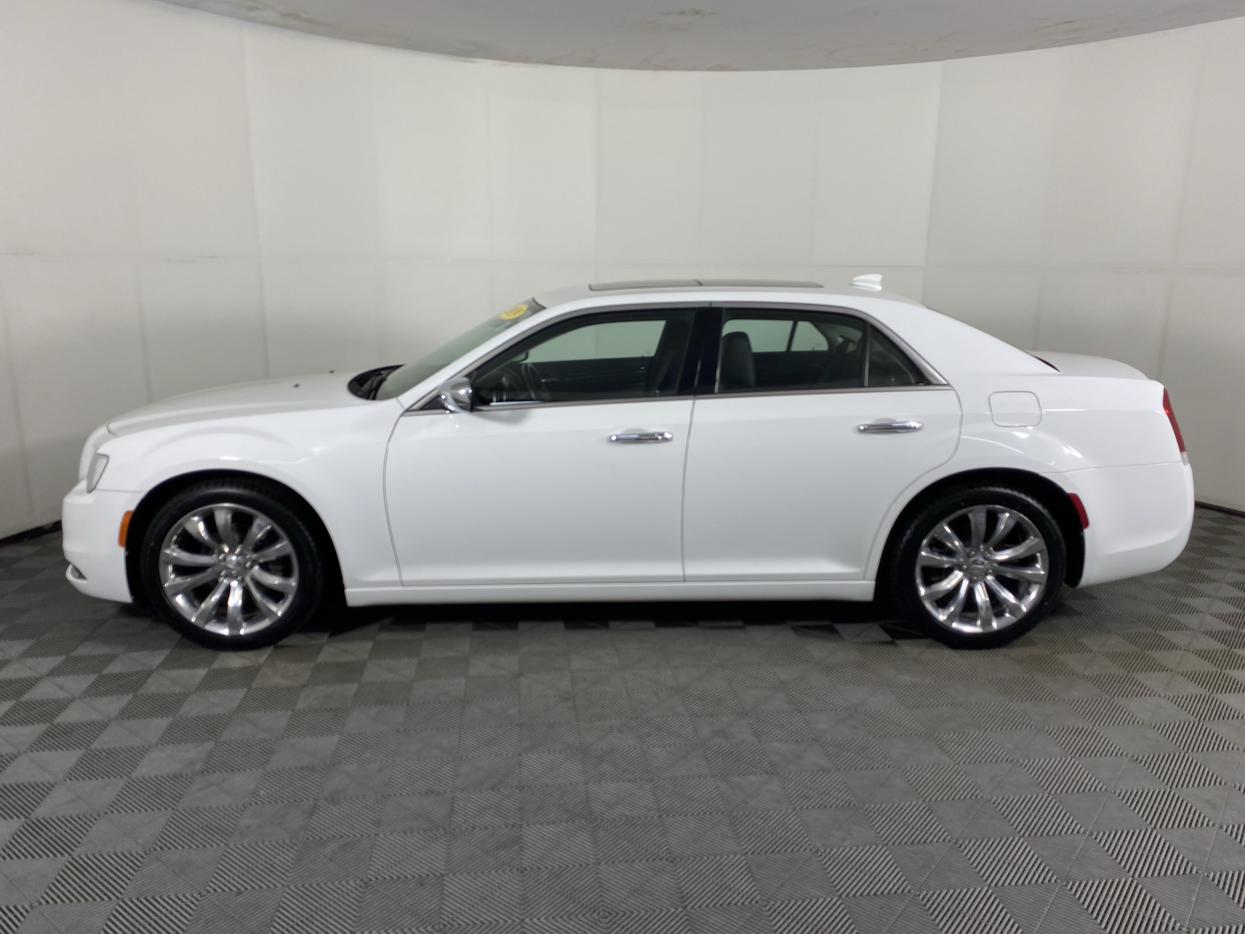 Used 2019 Chrysler 300 Limited RWD image 12