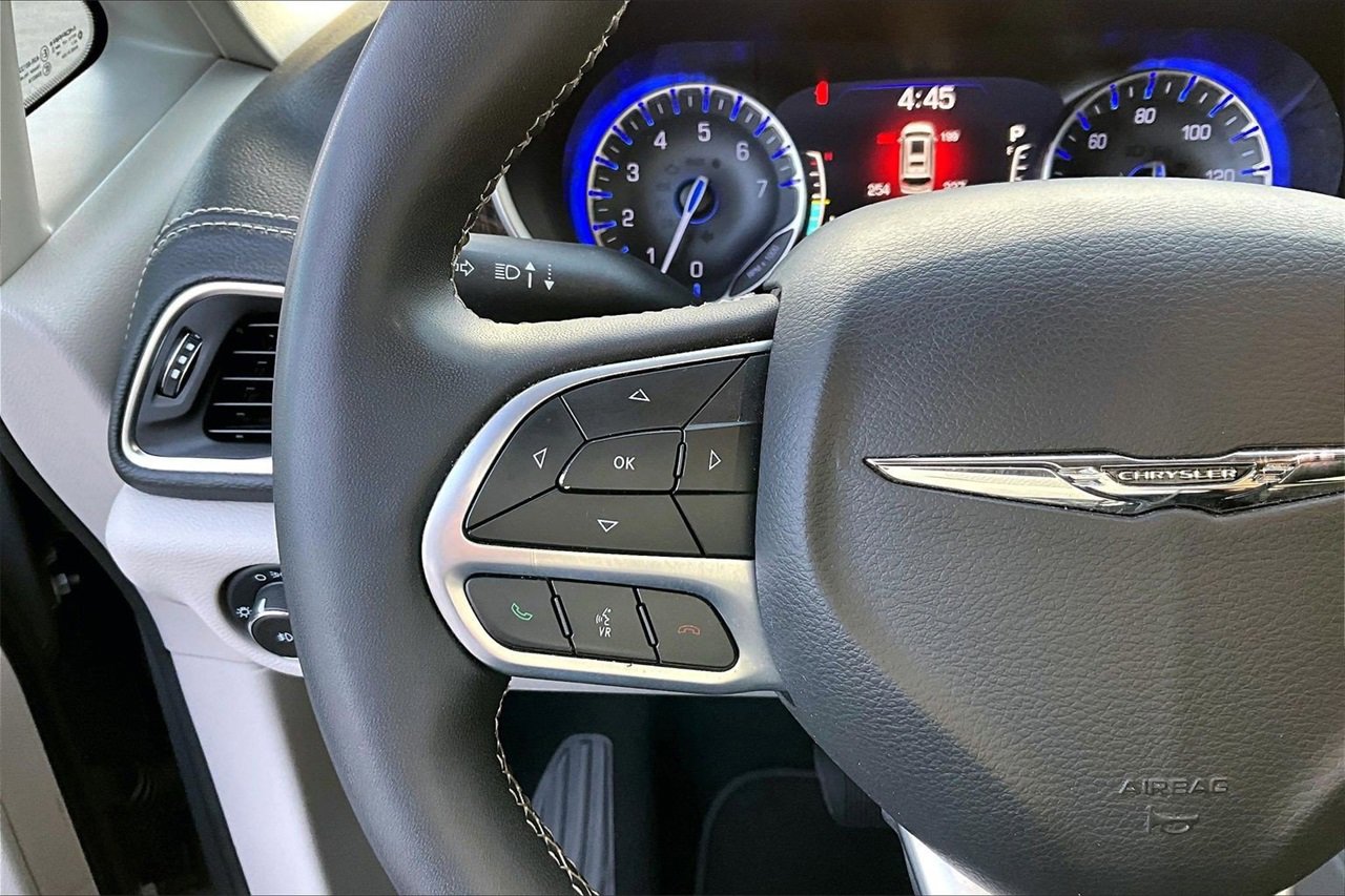 Certified 2023 Chrysler Pacifica Limited image 30