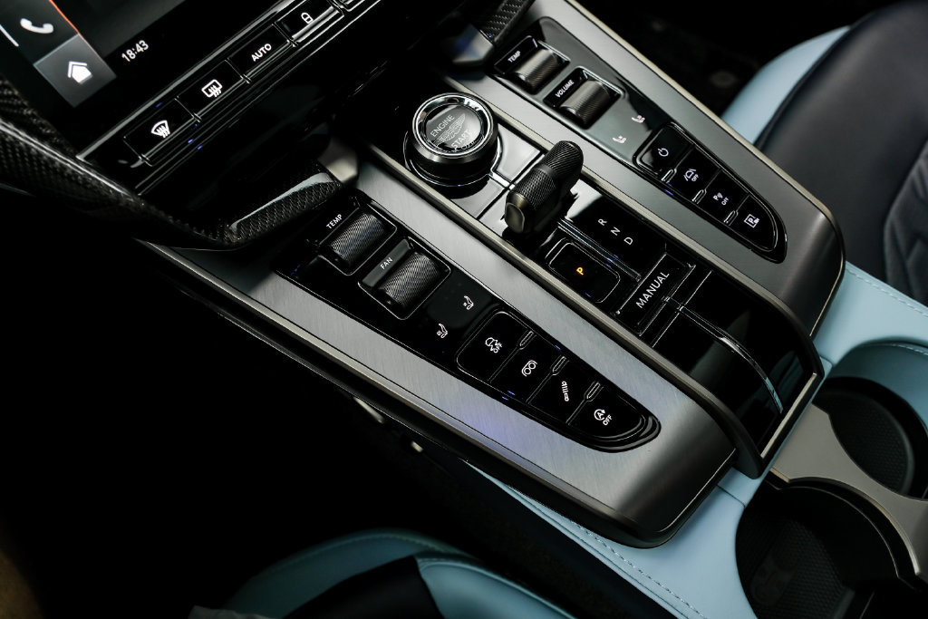 Used 2025 Aston Martin Vanquish RWD image 30