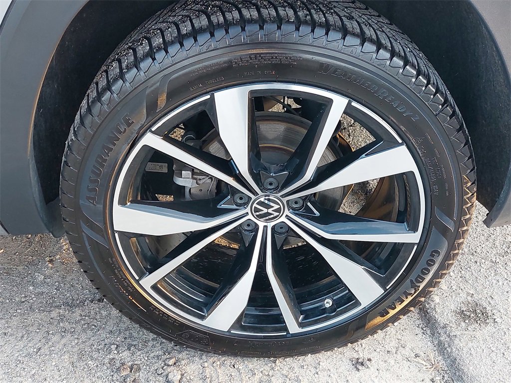 Certified 2024 Volkswagen Atlas SEL Premium R-Line image 30