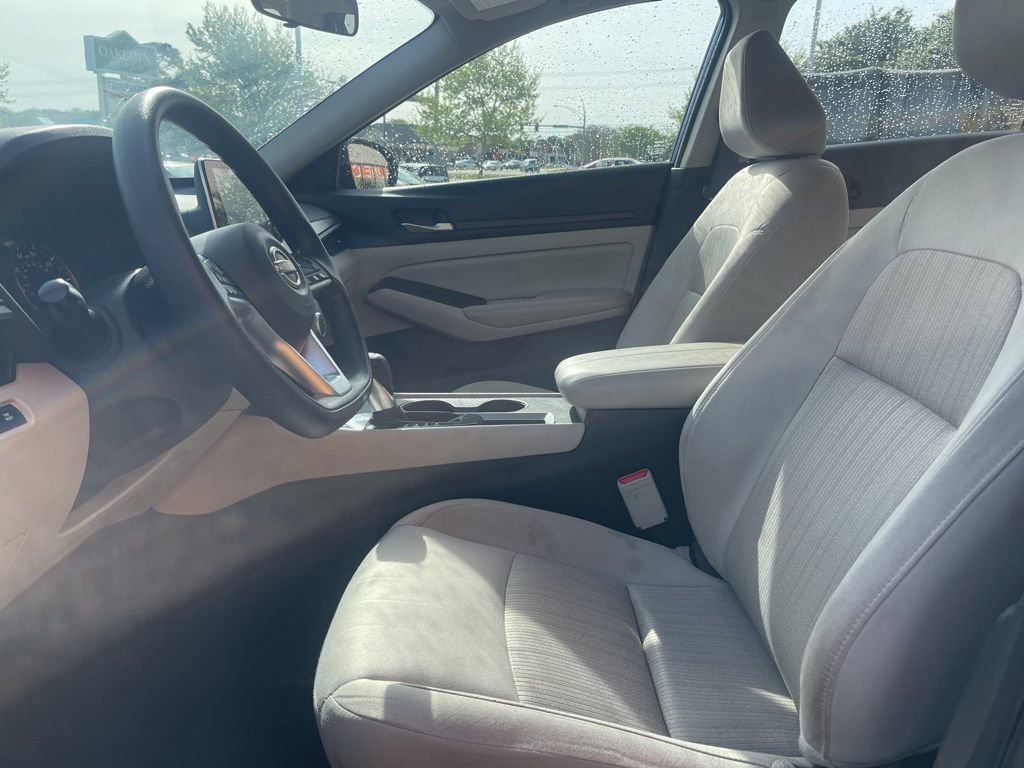 Used 2025 Nissan Altima 2.5 SV FWD image 14