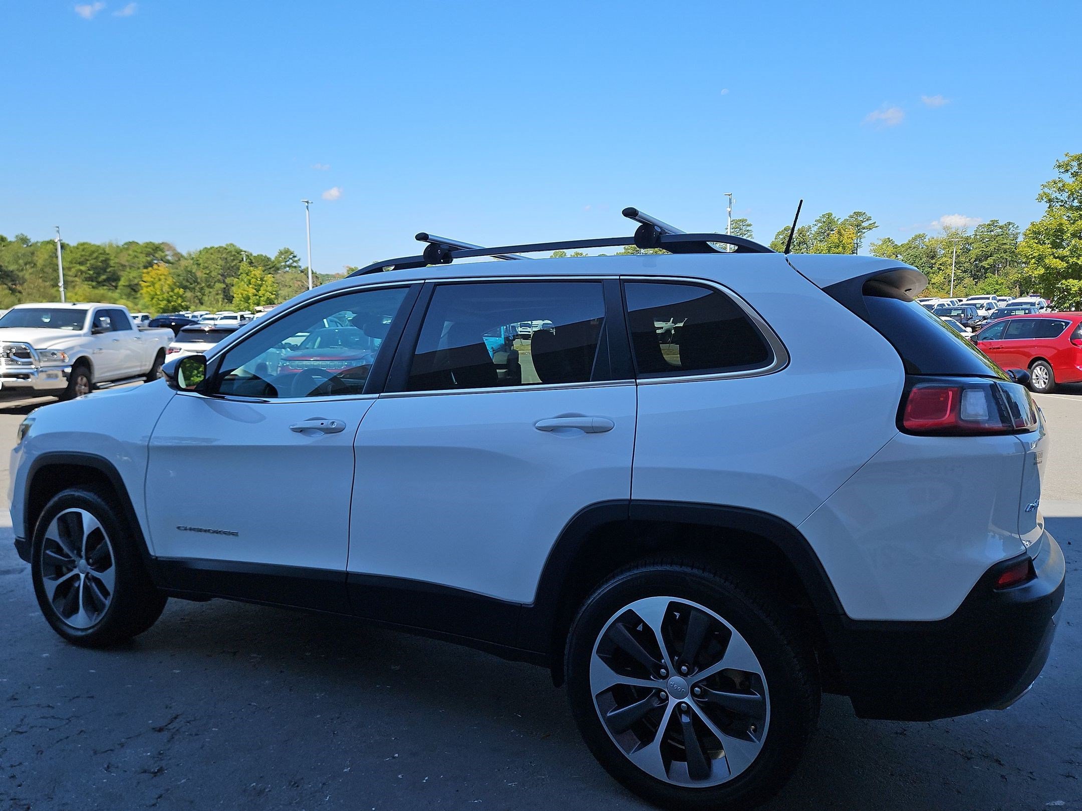Used 2022 Jeep Cherokee Limited w/ Elite Package AWD/4WD image 5