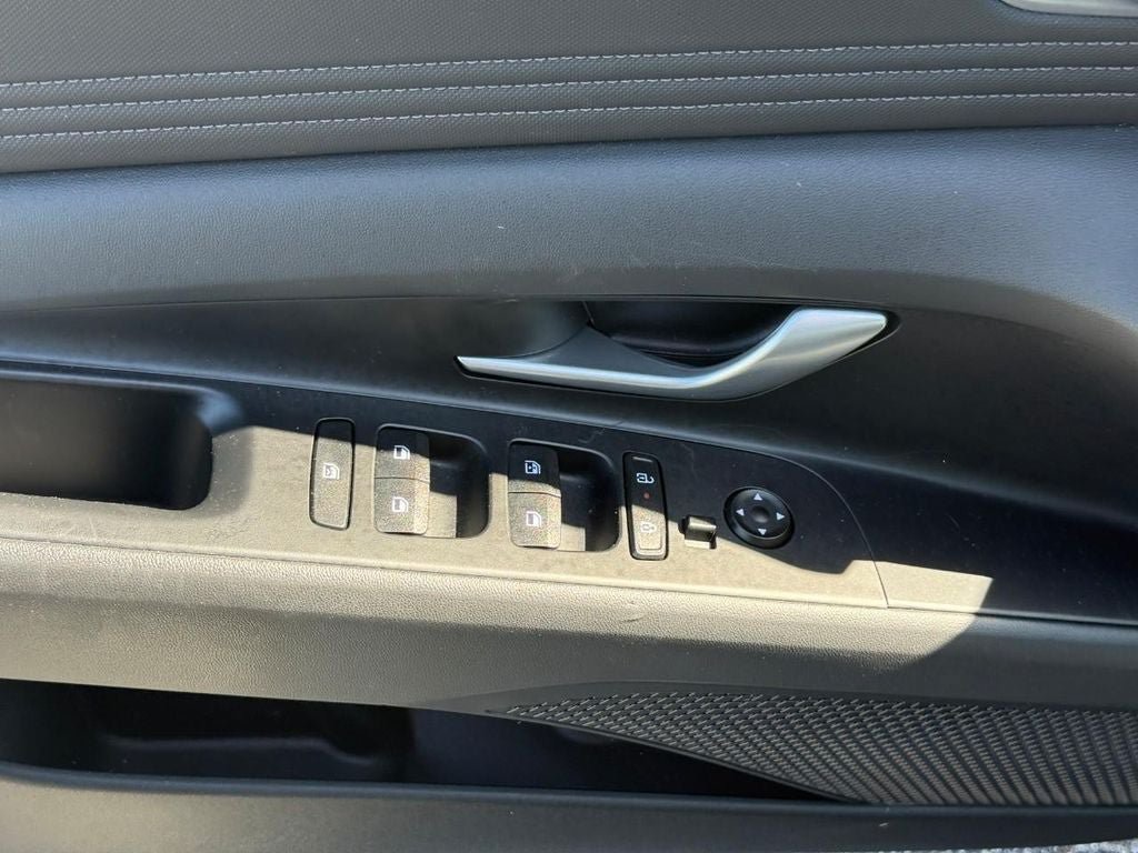 Used 2025 Hyundai Elantra Limited FWD image 15