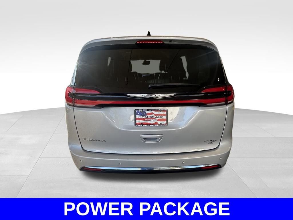 Used 2024 Chrysler Pacifica Touring-L image 5