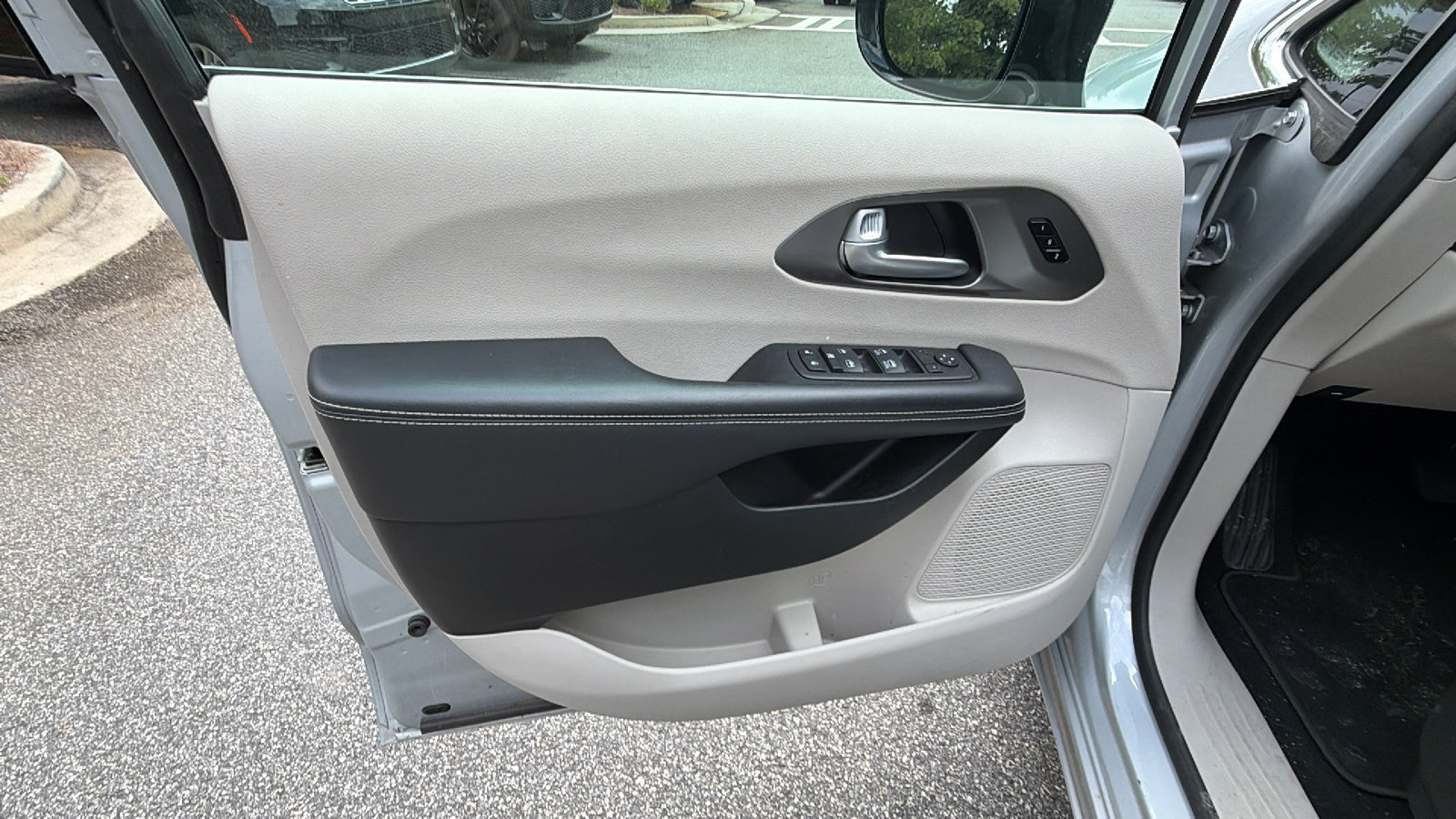Used 2024 Chrysler Pacifica Touring-L FWD image 14