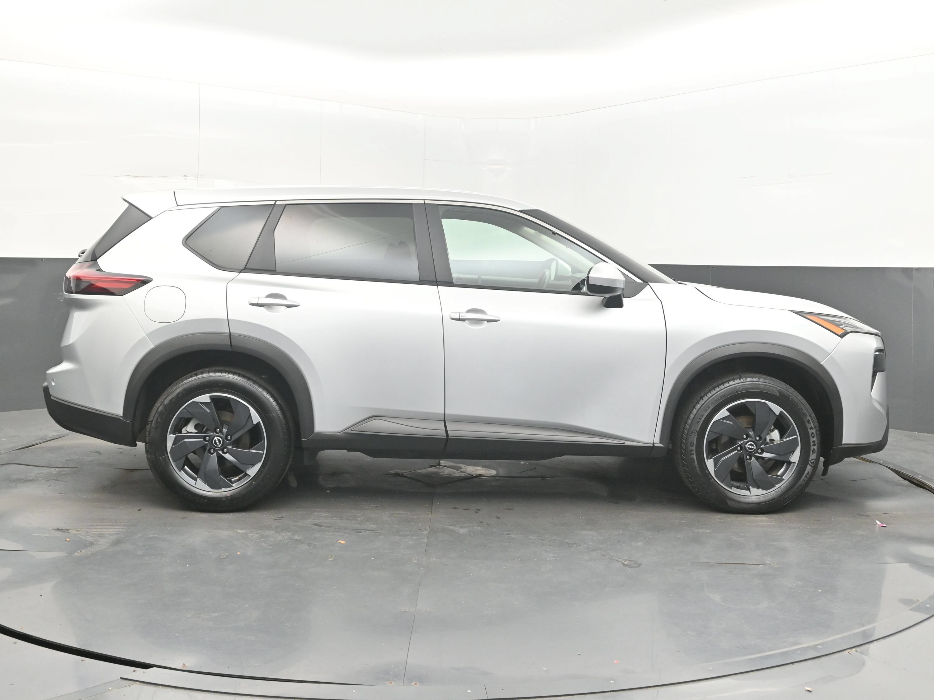 Used 2025 Nissan Rogue SV FWD image 10