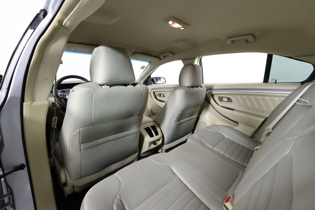 Used 2015 Ford Taurus SE image 14