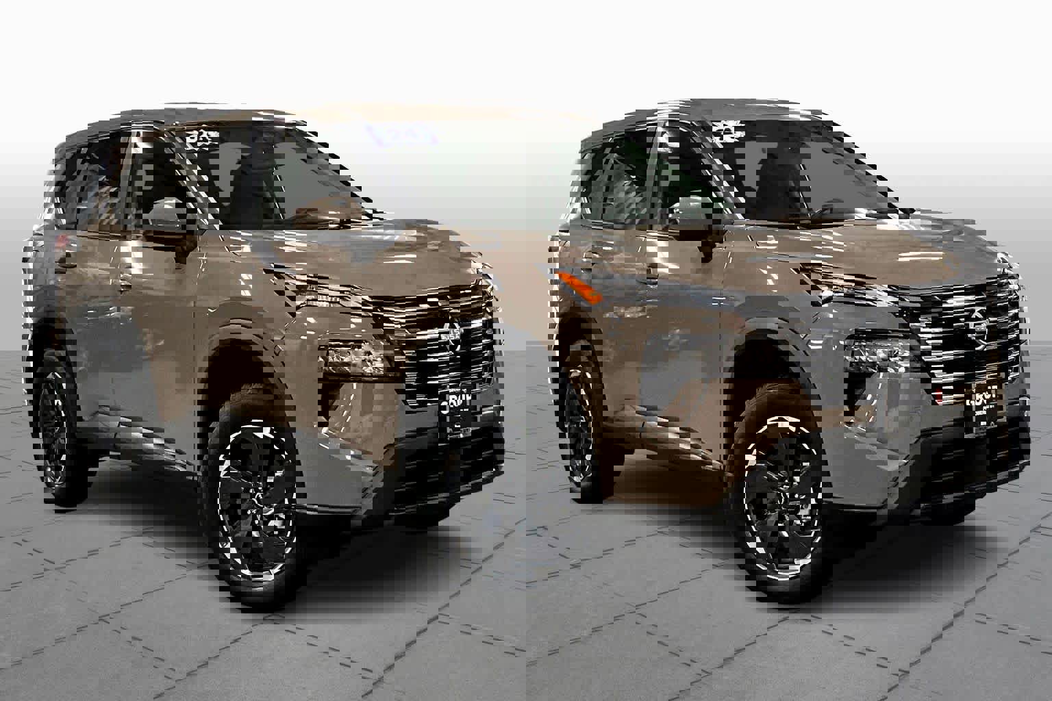 Used 2024 Nissan Rogue SV image 2