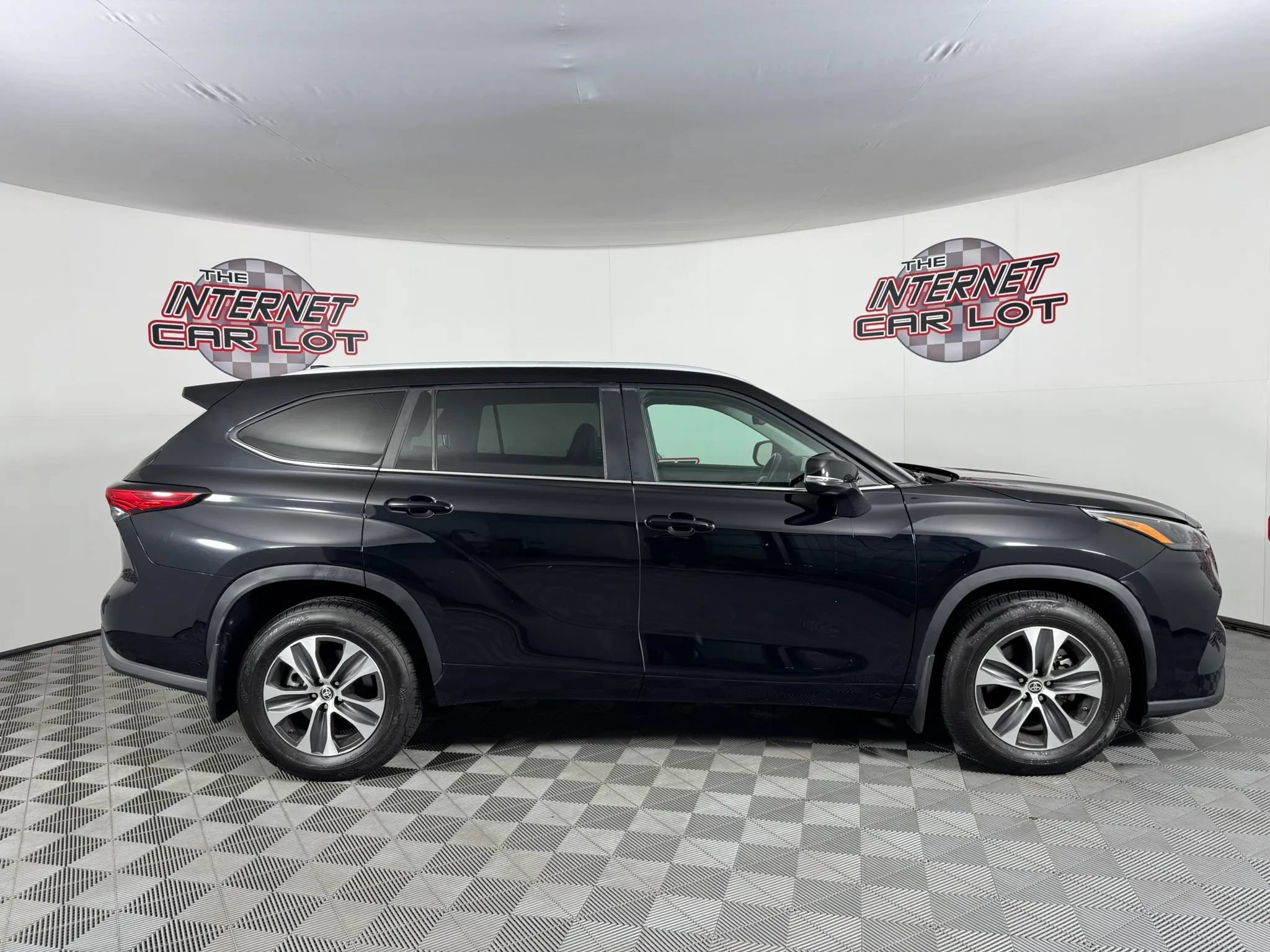 Used 2023 Toyota Highlander XLE AWD/4WD image 8
