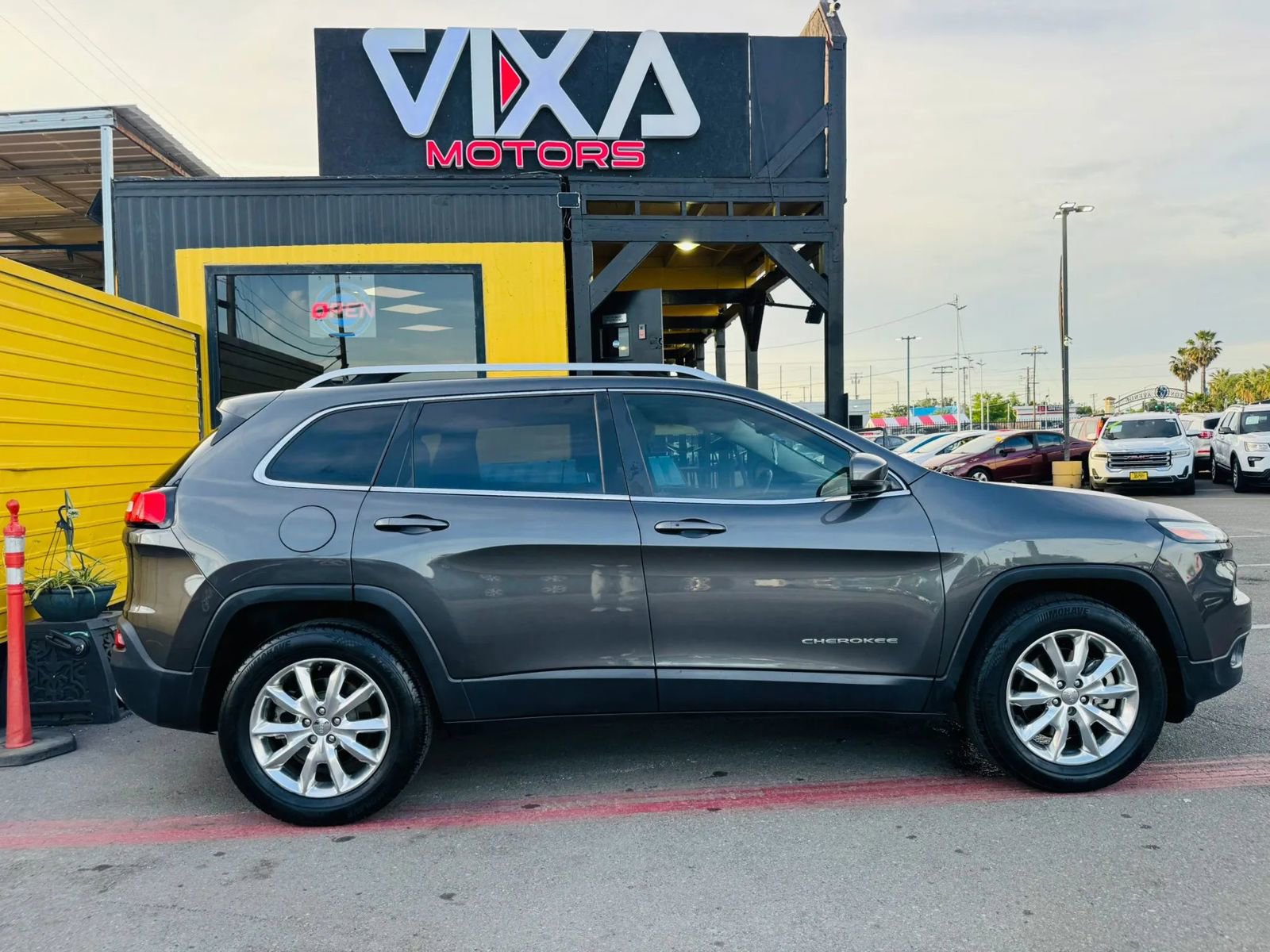 Used 2015 Jeep Cherokee Limited w/ Trailer Tow Group AWD/4WD image 4