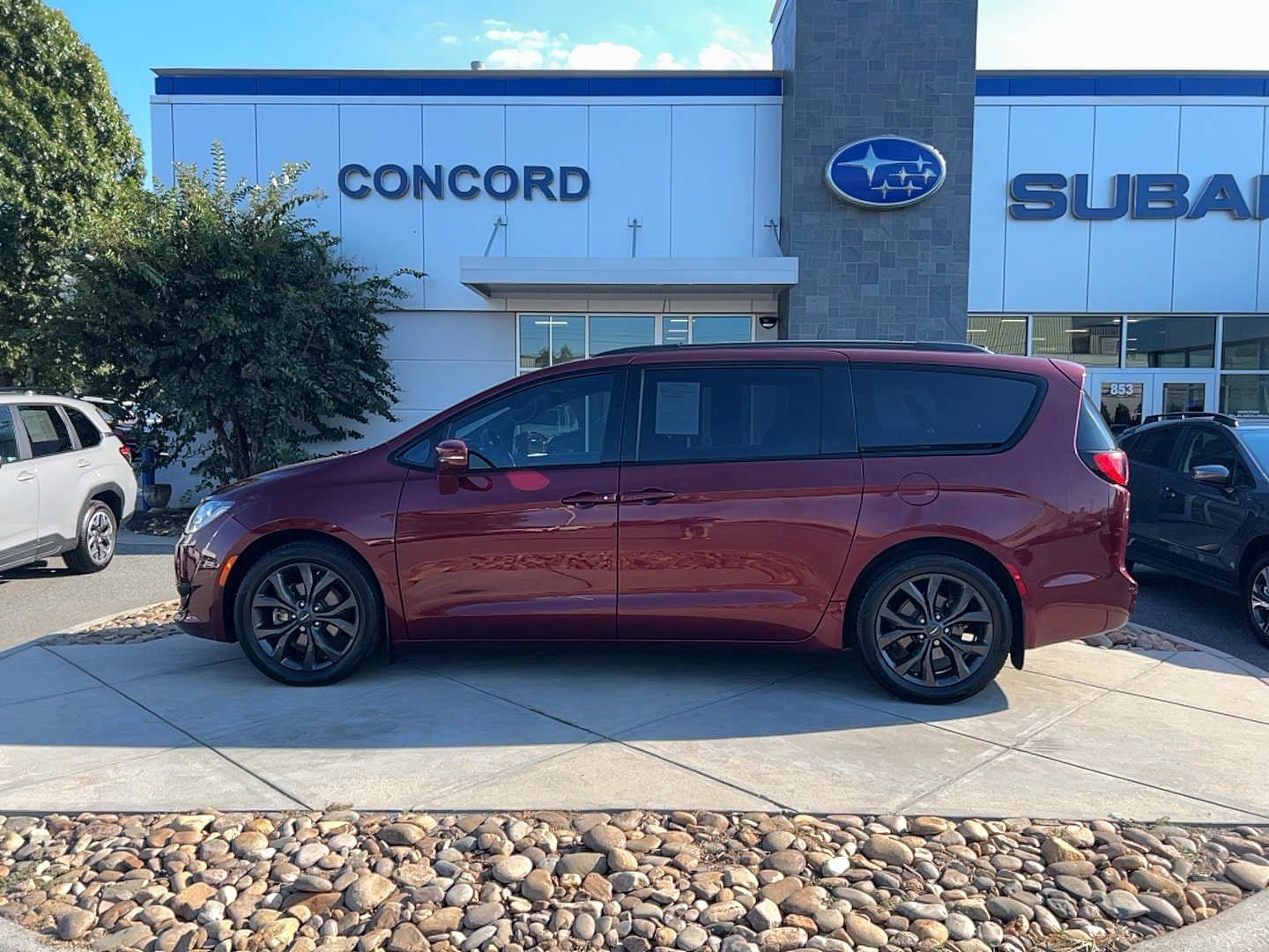 Used 2018 Chrysler Pacifica Limited FWD image 1
