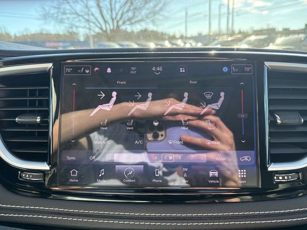 Used 2022 Chrysler Pacifica Limited w/ Uconnect Theater Family Group image 48