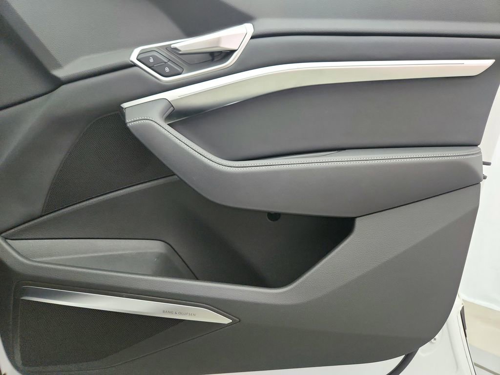 Used 2022 Audi e-tron Premium Plus image 33