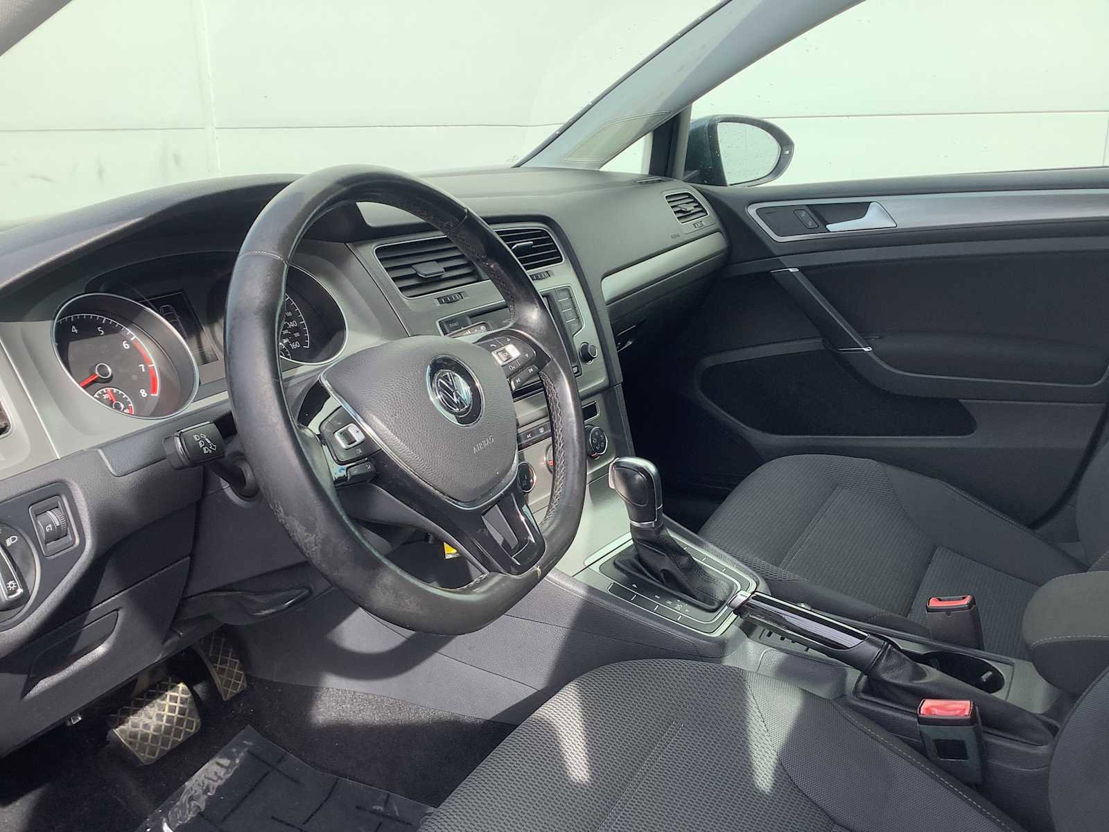 Used 2016 Volkswagen Golf S image 3