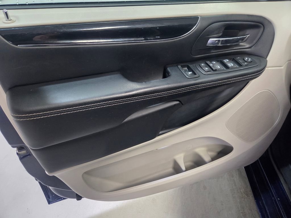 Used 2017 Dodge Grand Caravan SXT w/ Driver Convenience Group image 11