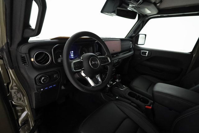 Used 2025 Jeep Wrangler Unlimited Sahara image 8