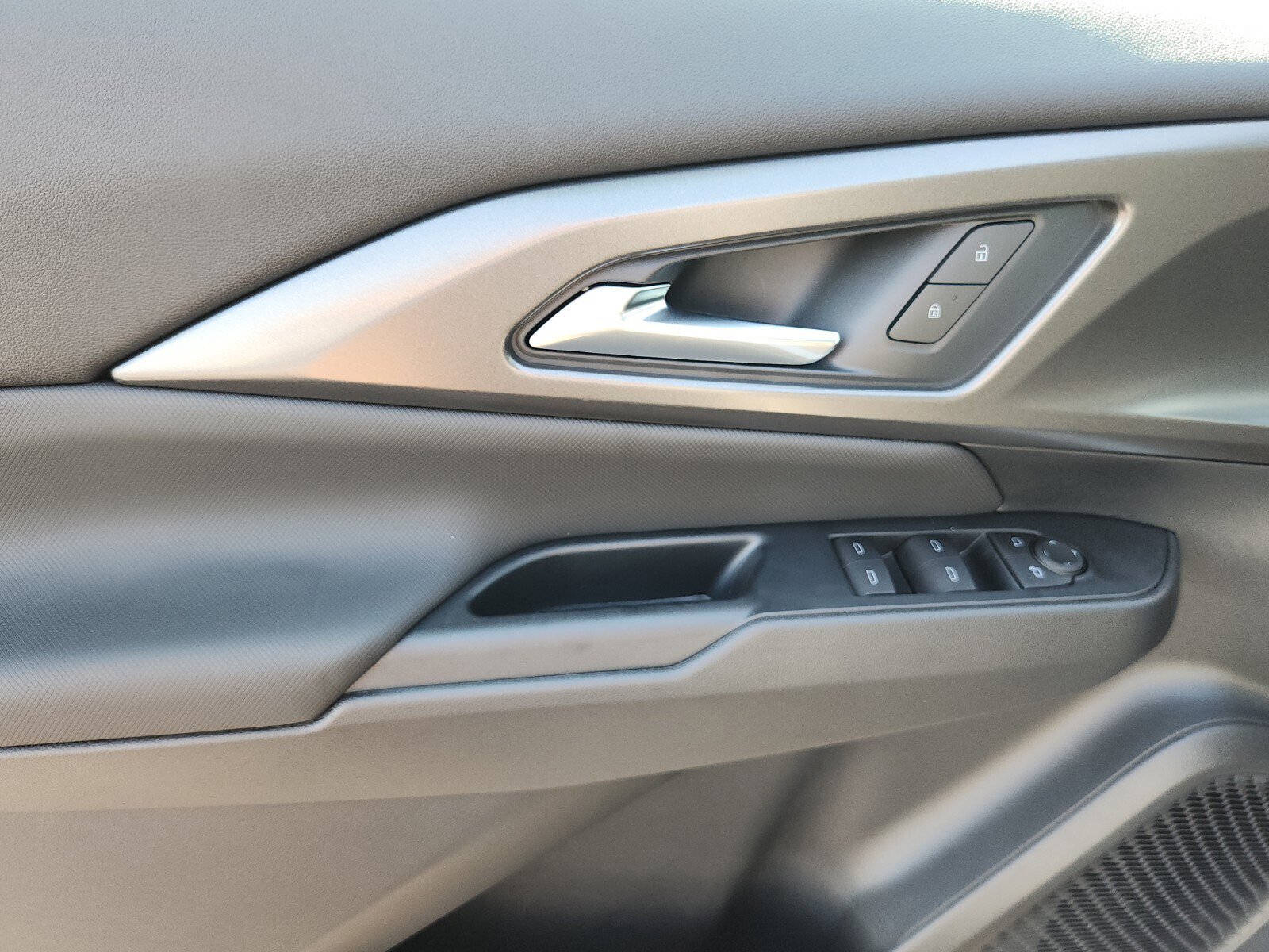 New 2026 Chevrolet Equinox EV LT image 12