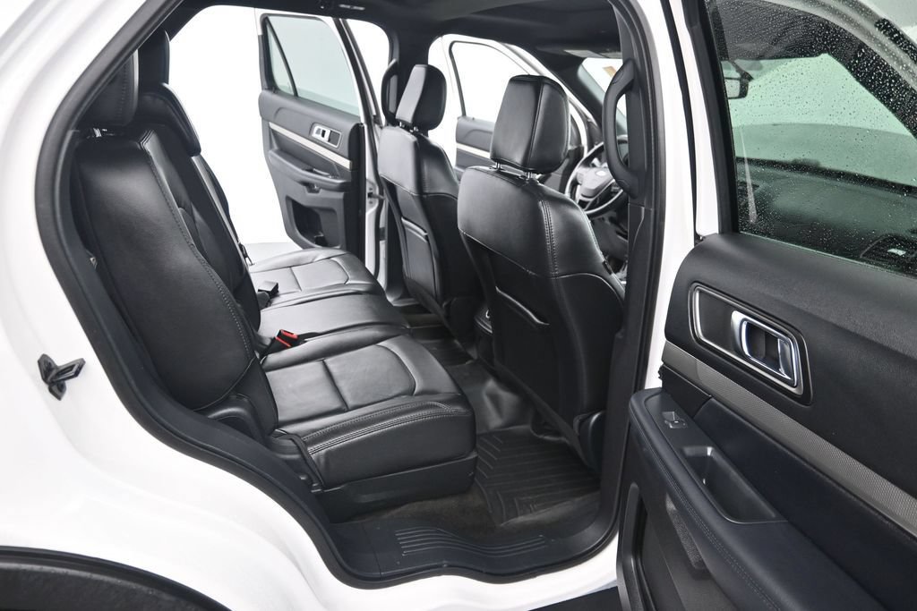 Used 2018 Ford Explorer XLT w/ Equipment Group 202A AWD/4WD image 16