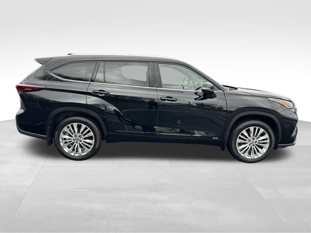Certified 2025 Toyota Highlander Platinum image 6