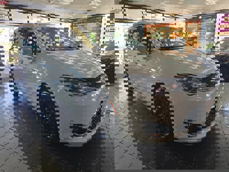 Used 2018 Chrysler Pacifica Touring Plus w/ Tire & Wheel Group image 3