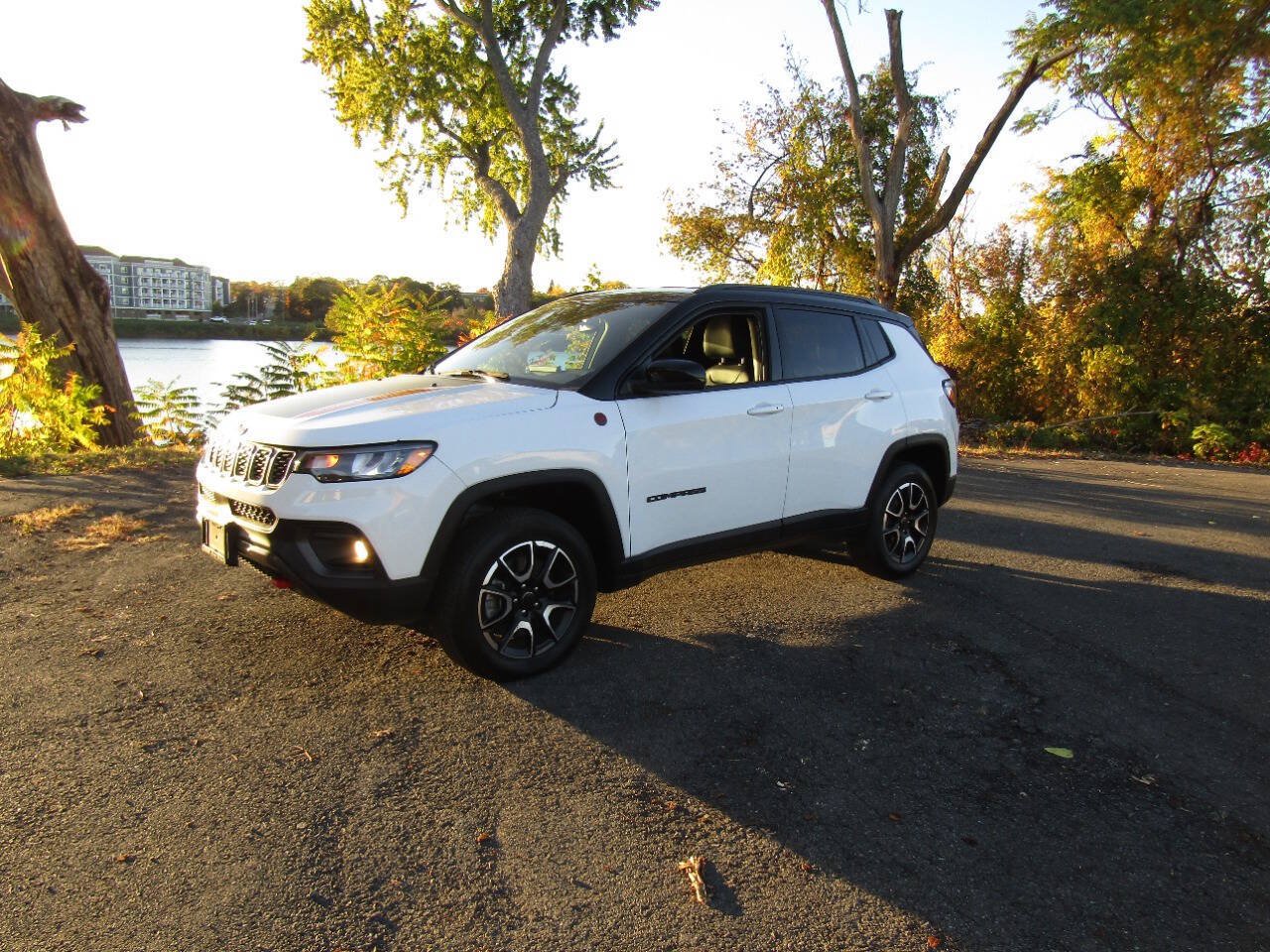 Used 2025 Jeep Compass Trailhawk AWD/4WD image 2