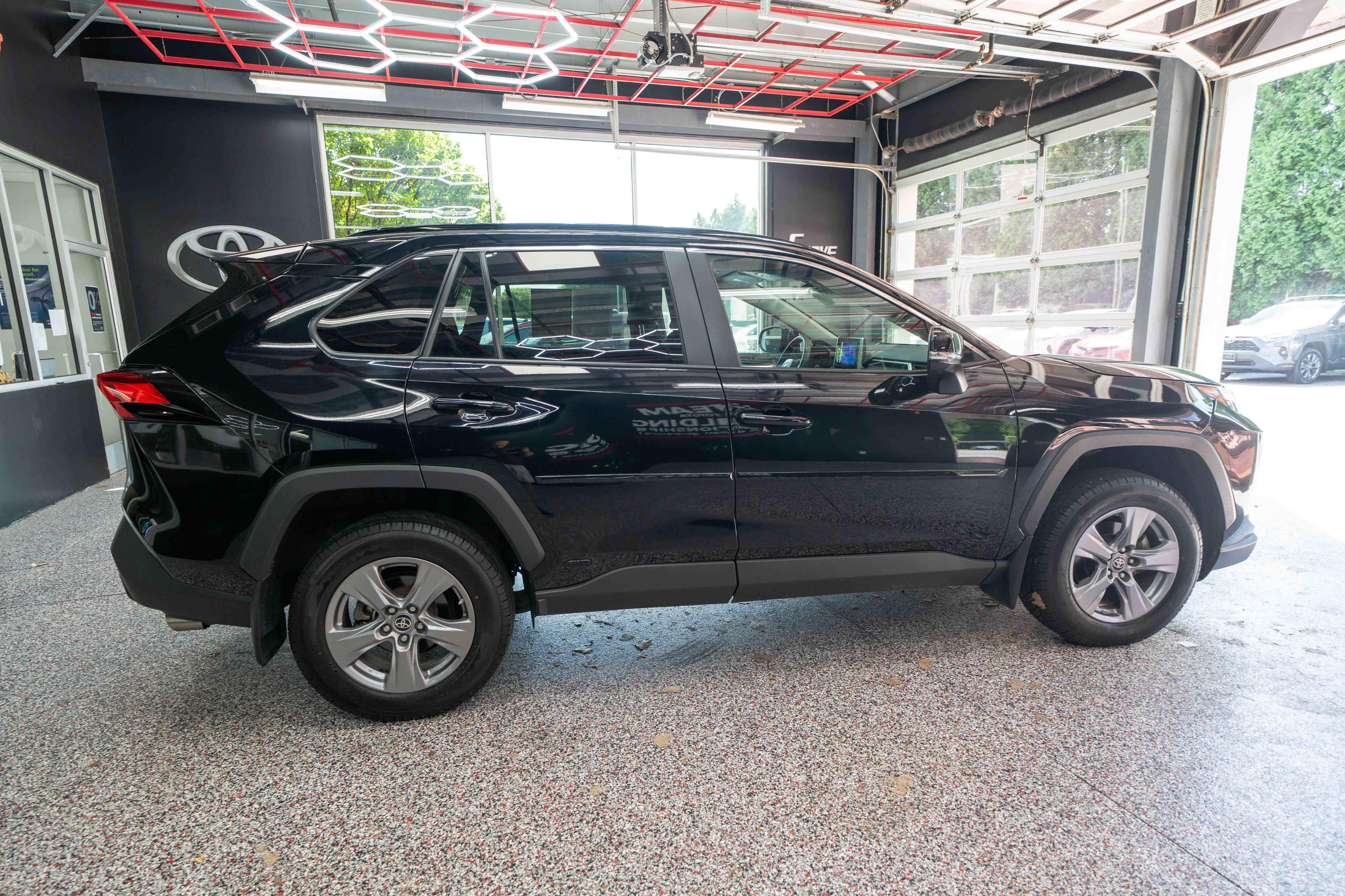 Used 2023 Toyota RAV4 LE AWD/4WD image 4