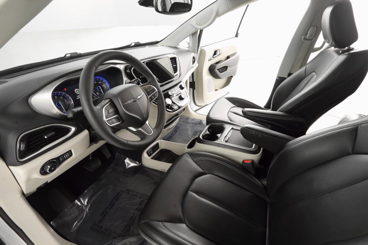 Used 2023 Chrysler Pacifica Touring-L image 12