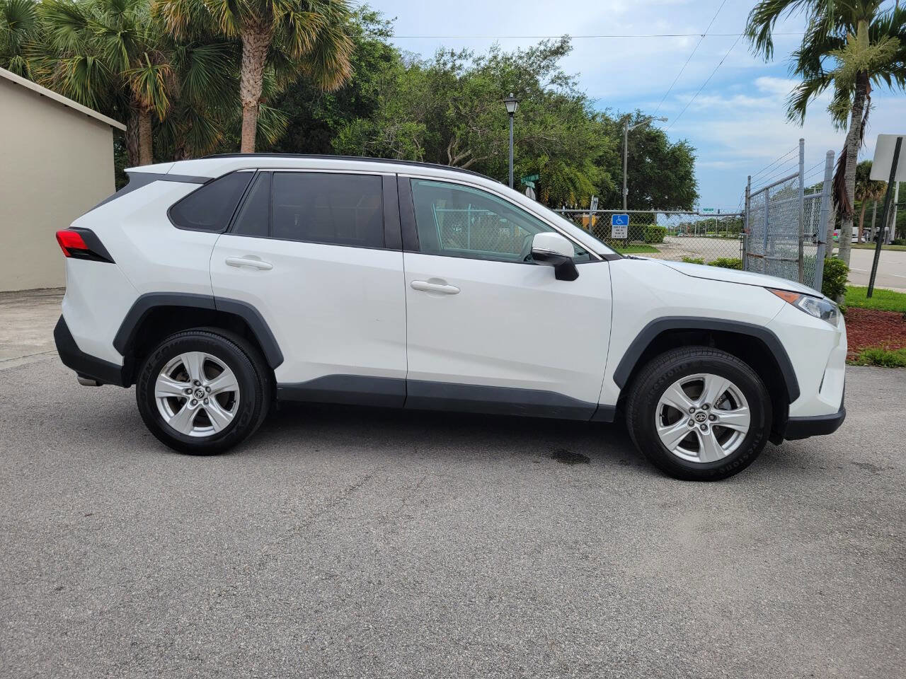 Used 2021 Toyota RAV4 XLE FWD image 4