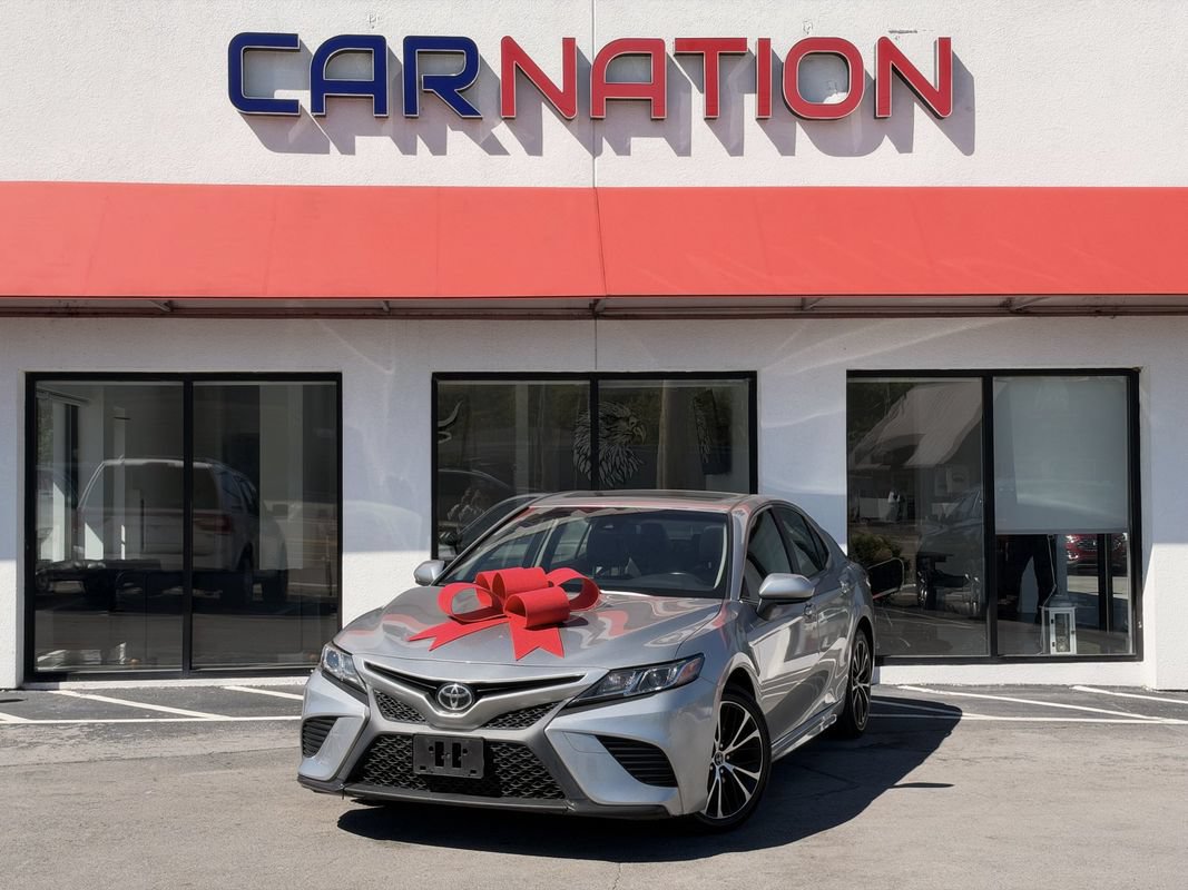 Used 2018 Toyota Camry SE w/ Moonroof Package FWD image 2