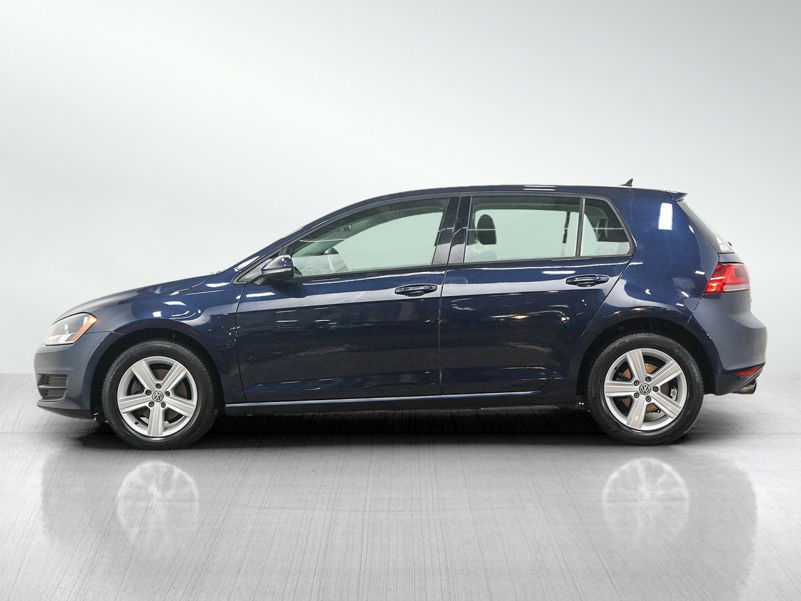 Used 2017 Volkswagen Golf Wolfsburg Edition FWD image 2