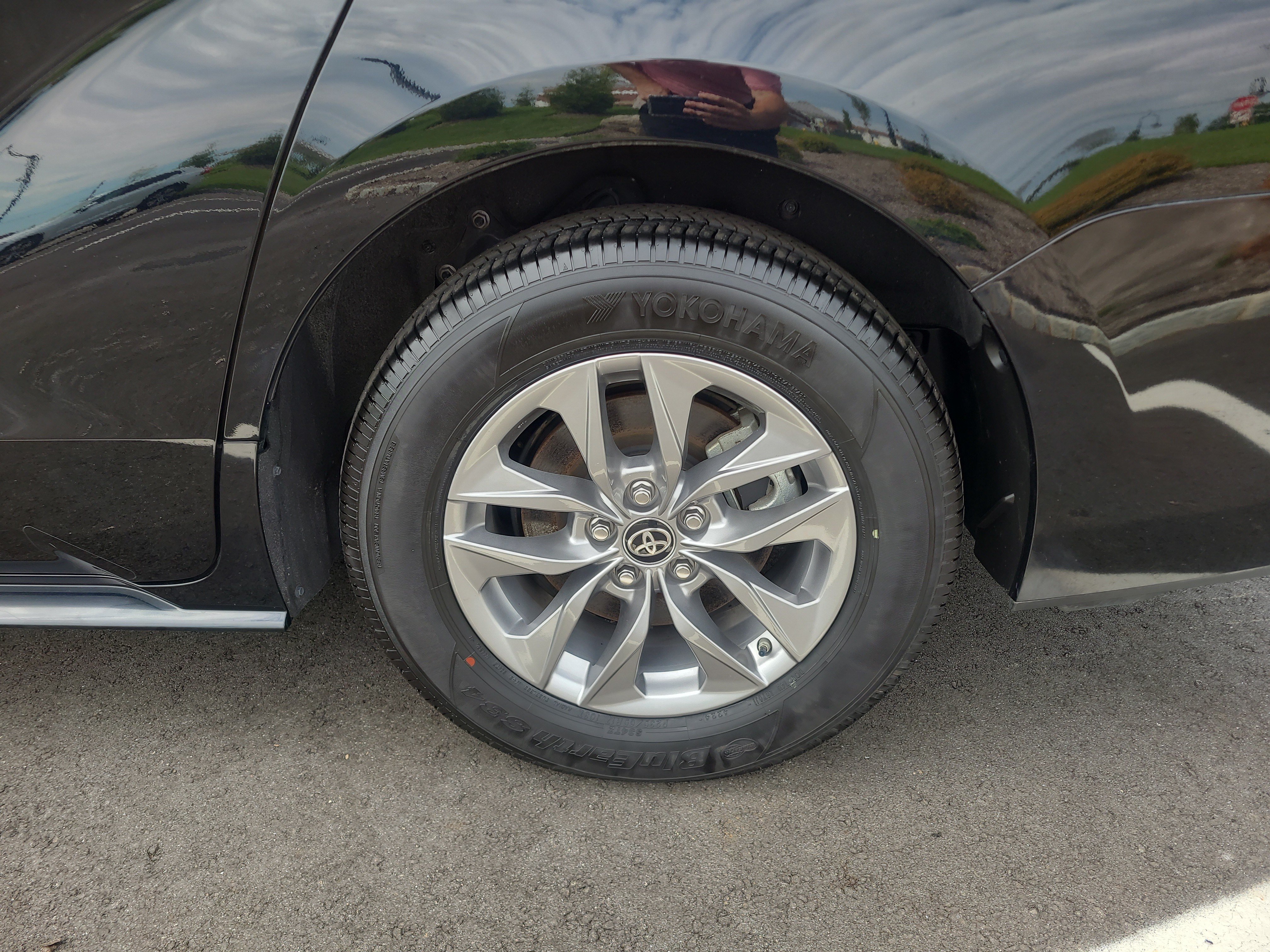 Certified 2025 Toyota Sienna LE FWD image 10