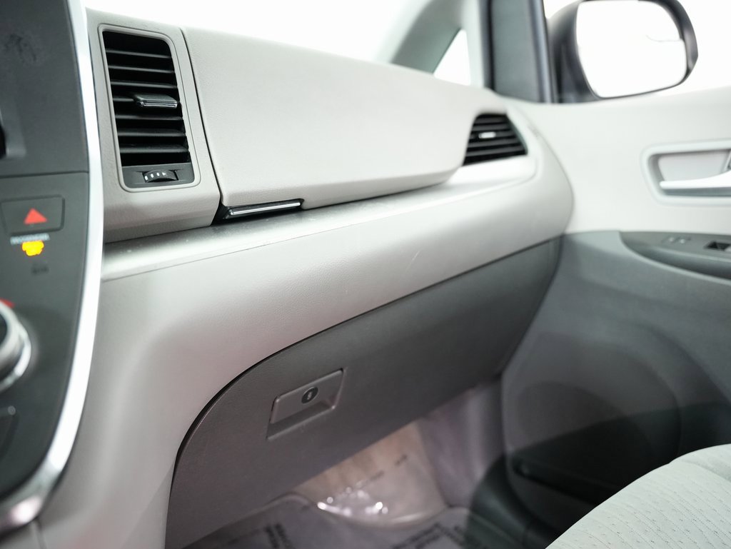 Used 2018 Toyota Sienna LE image 45