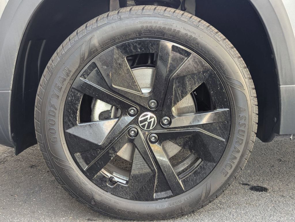 Used 2025 Volkswagen Taos SE w/ Panoramic Sunroof Package FWD image 25