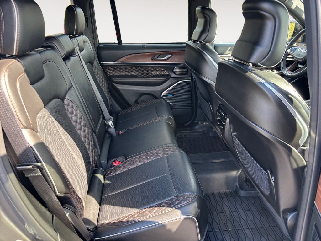 Used 2022 Jeep Grand Cherokee Summit w/ Advanced Protech Group IV AWD/4WD image 16
