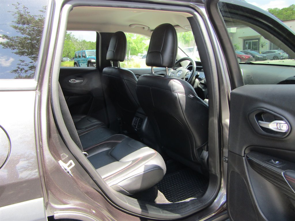 Used 2014 Jeep Cherokee Trailhawk w/ Comfort/Convenience Group AWD/4WD image 10