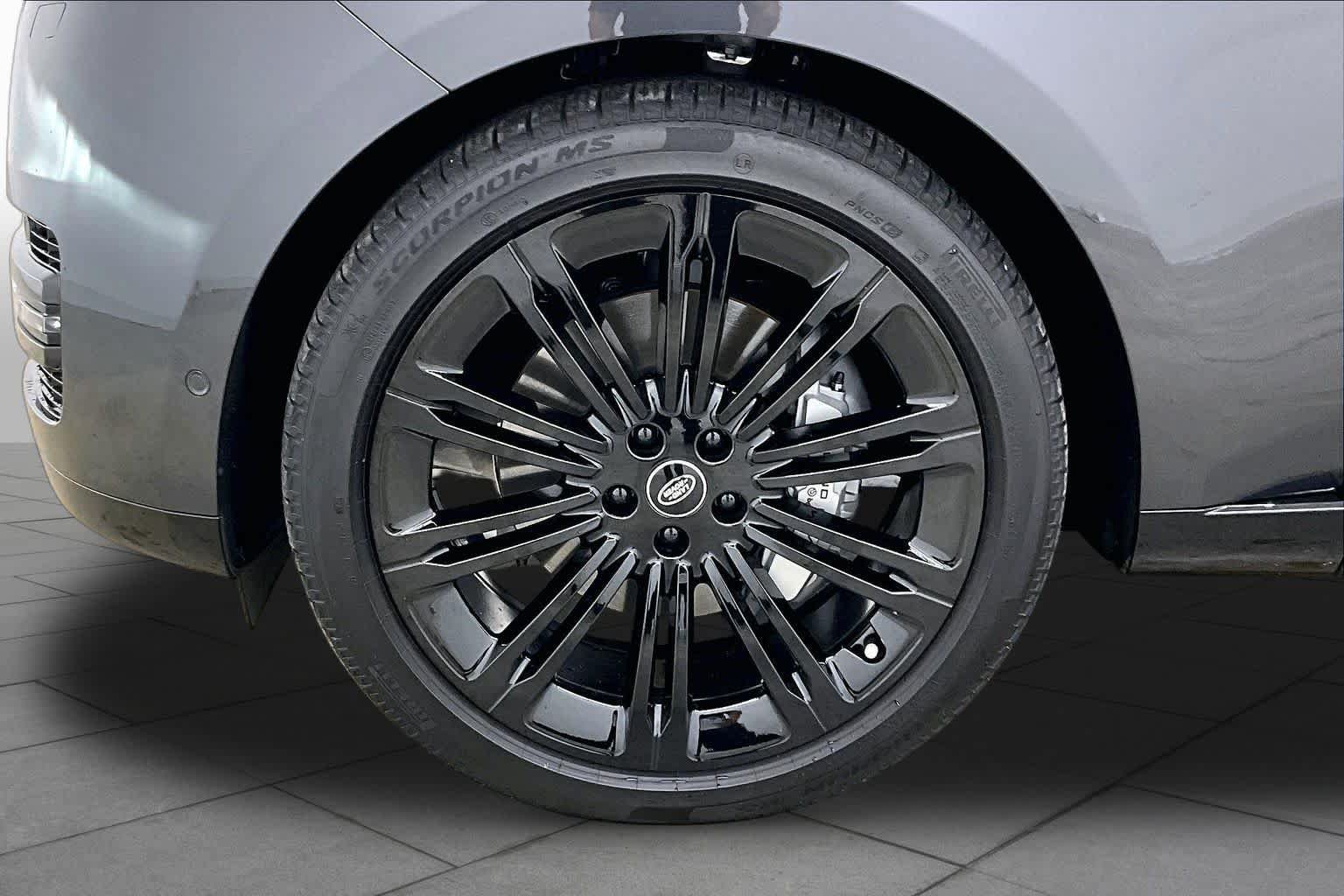 Used 2025 Land Rover Range Rover SE AWD/4WD image 11