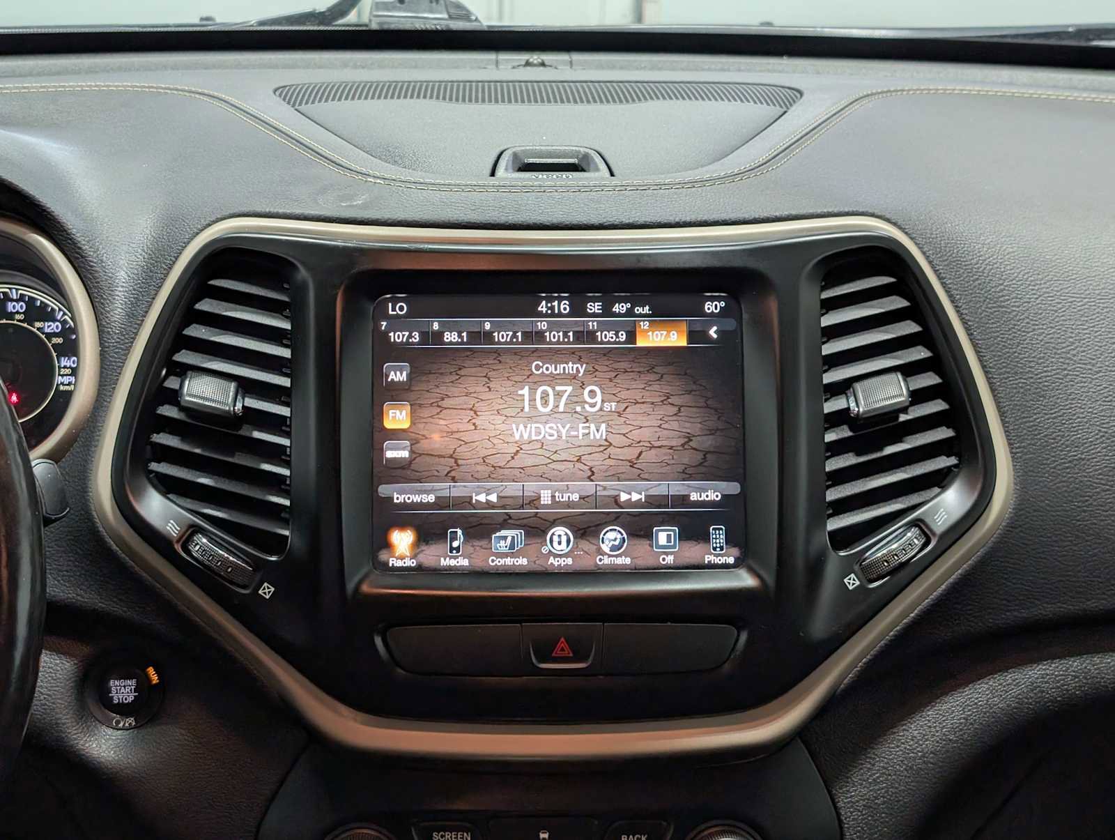 Used 2017 Jeep Cherokee Limited AWD/4WD image 18
