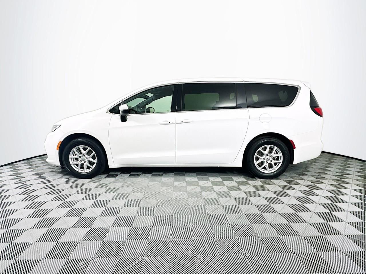 Used 2023 Chrysler Pacifica Touring image 23