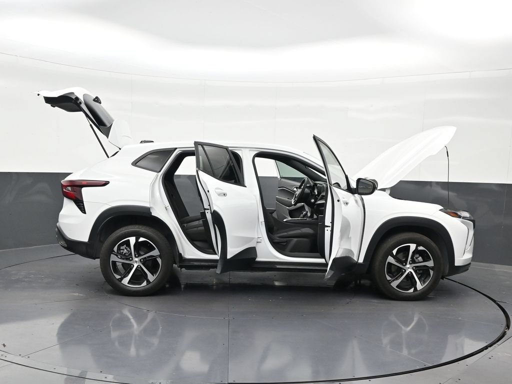 Used 2024 Chevrolet Trax RS FWD image 34