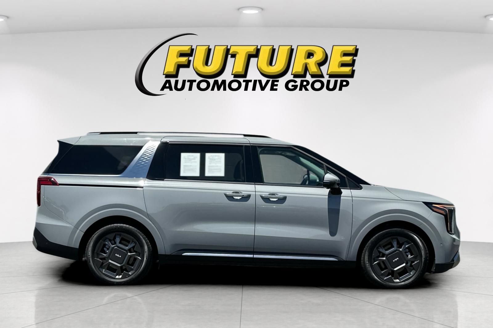 Certified 2025 Kia Carnival SX FWD image 3