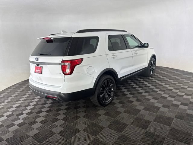 Used 2017 Ford Explorer XLT w/ Equipment Group 202A AWD/4WD image 8