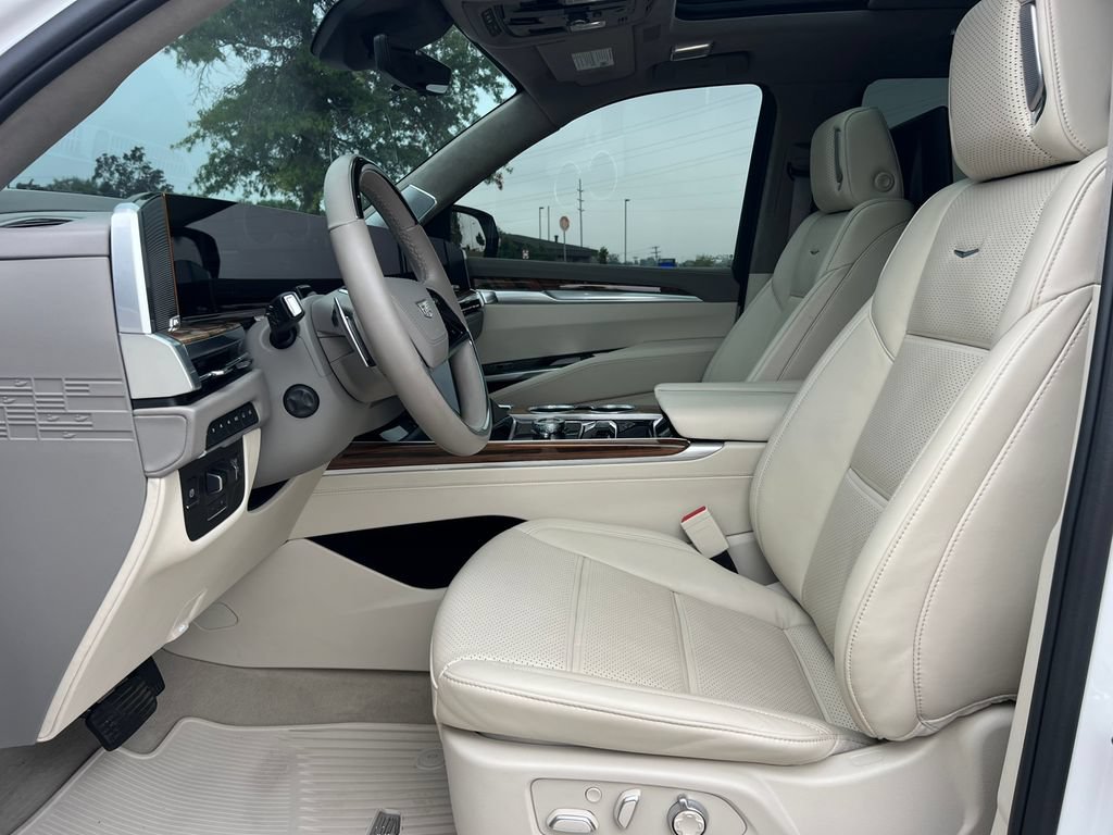 Used 2025 Cadillac Escalade Sport Platinum w/ LPO, ONYX Package AWD/4WD image 3